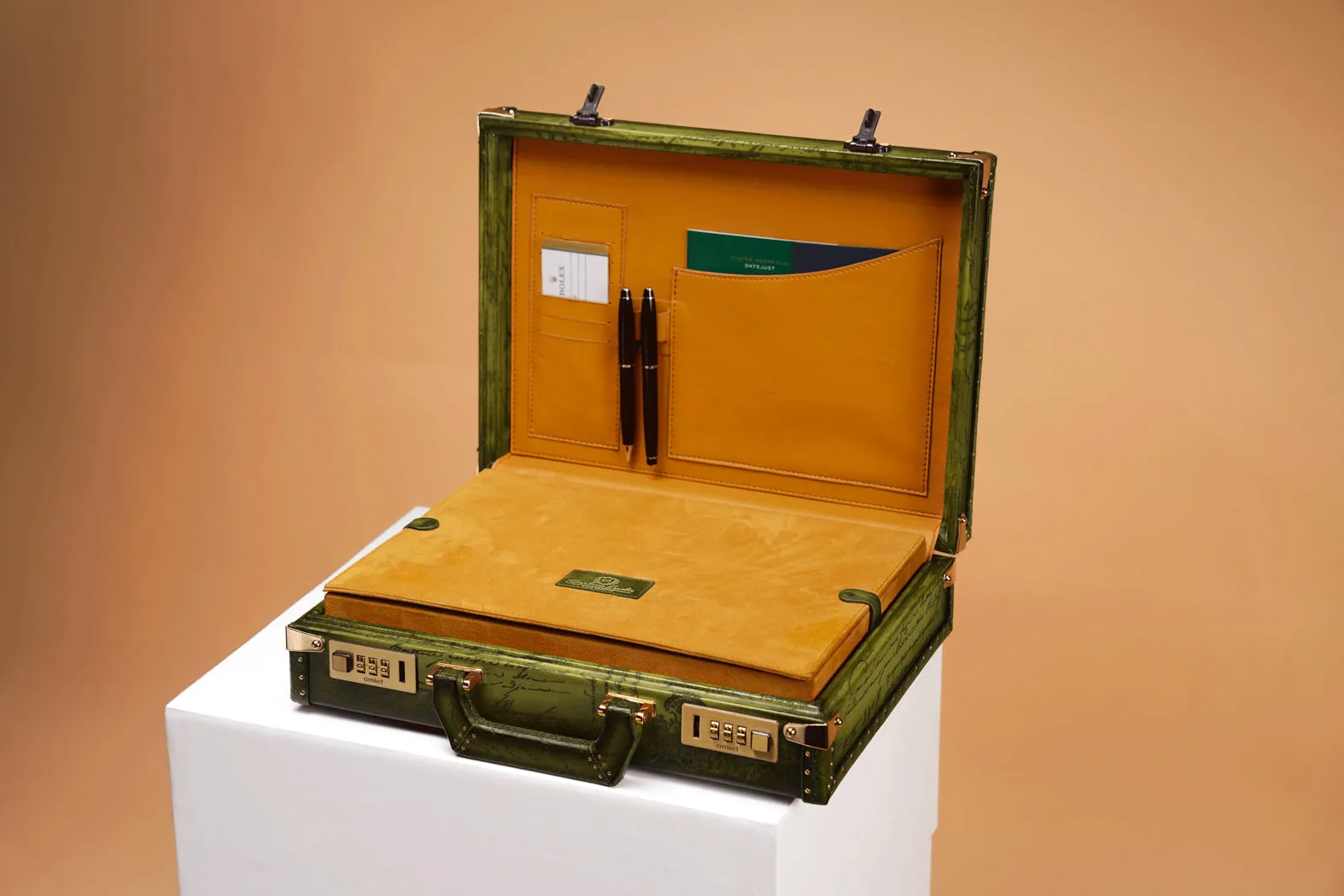Artos Watch Case - Master Edition Parchment Patina Olive Green